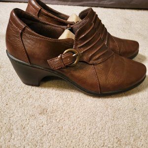Easy Street Brown Heeled Shoes Size 9